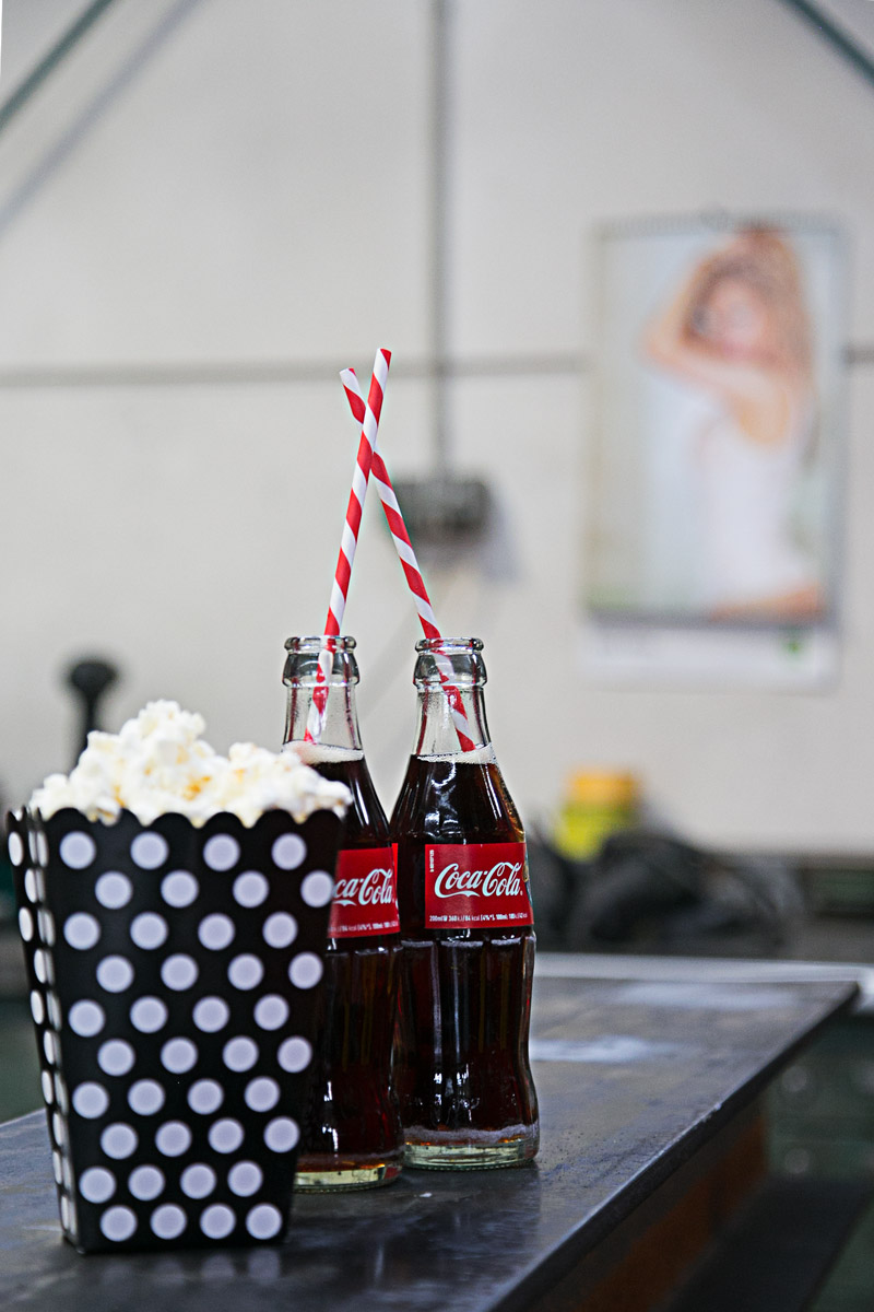 coka cola flaschen und popcorn auf einem tisch